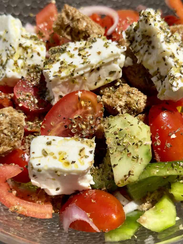 Mediterranean salad with whole-wheat rusks
